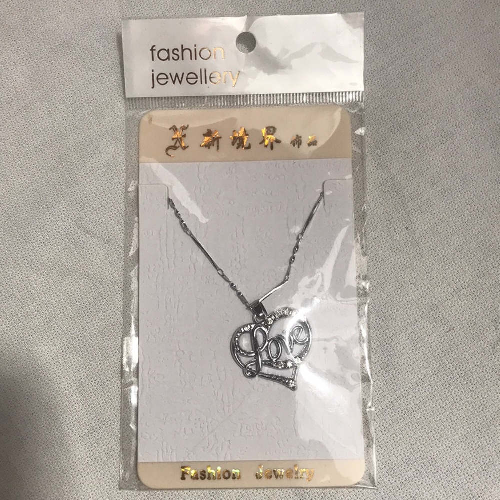 FASHION JEWELRY Love/Heart necklace NWOT - Picture 3 of 4